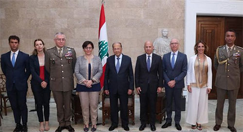 Michel Aoun con la ministra de Defensa italiana, Elisabettal Trenta